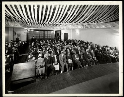 Gemaakt vanaf het podium van een publiek op een gekleurd feest in het auditorium van de New York Association for the Blind, 111 New York East 59th Street, New York, 1937 door Byron Company